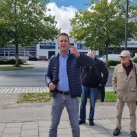 Florian Schardt während des Spaziergangs durch die Ortsmitte