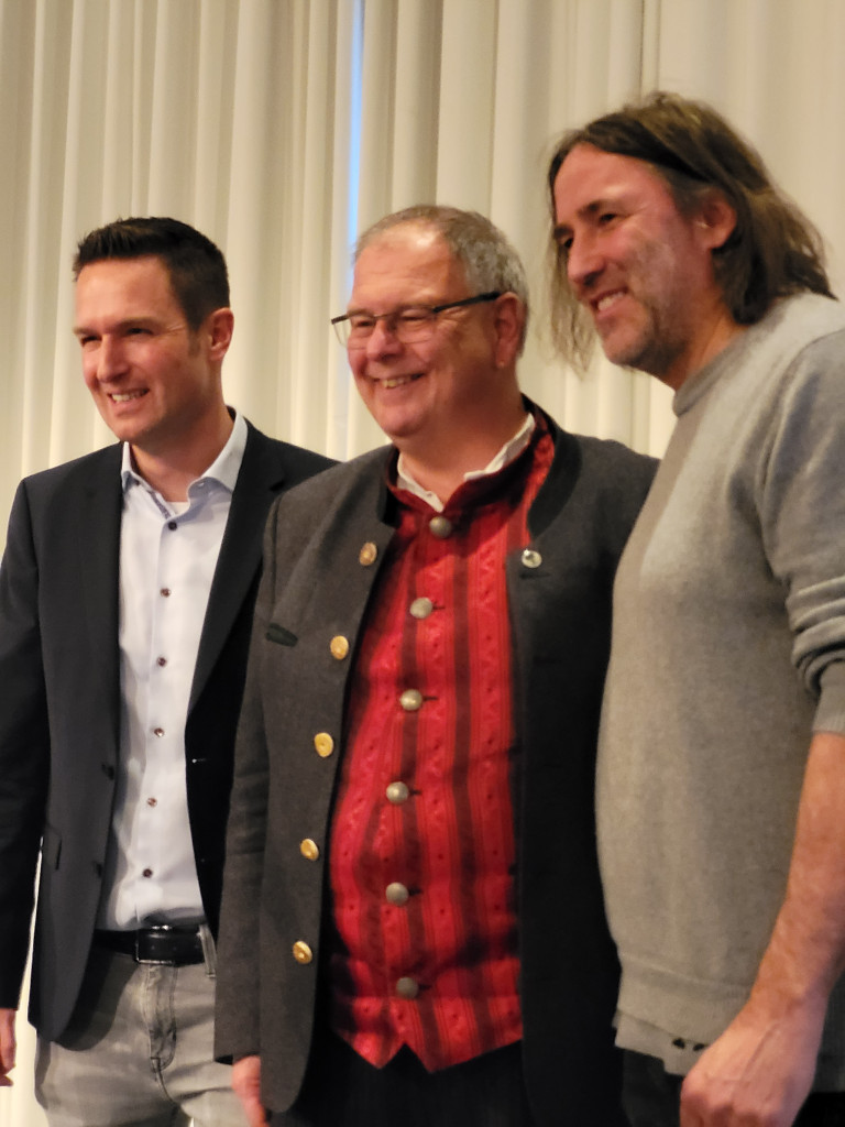 Bürgermeisterkandidat Florian Schardt und Landratskandidat Wolfgang Panzer mit Roland Hefter